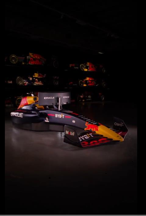 RB19 silulator liam parnell red bull