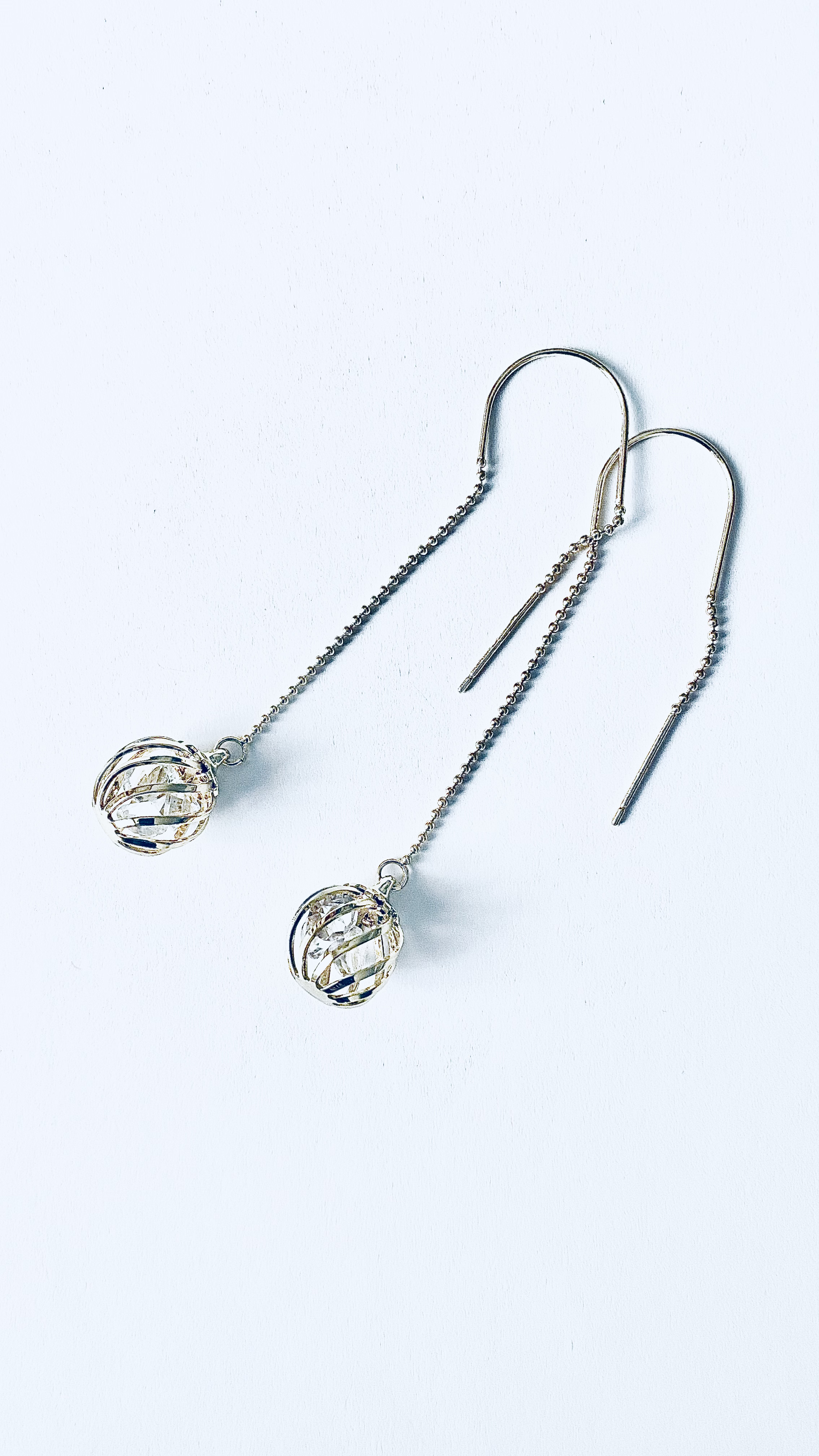 Earrings with an hollow ball