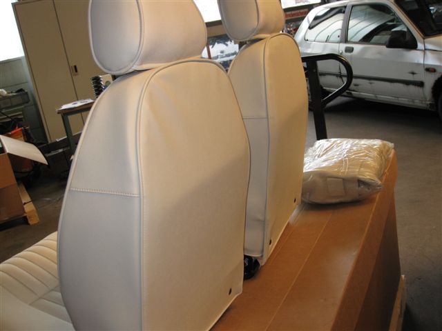 7001_MG und TR West Classic Sitze in Jaguar Cream plus Verkleidungssatz WEST Spezial (9)