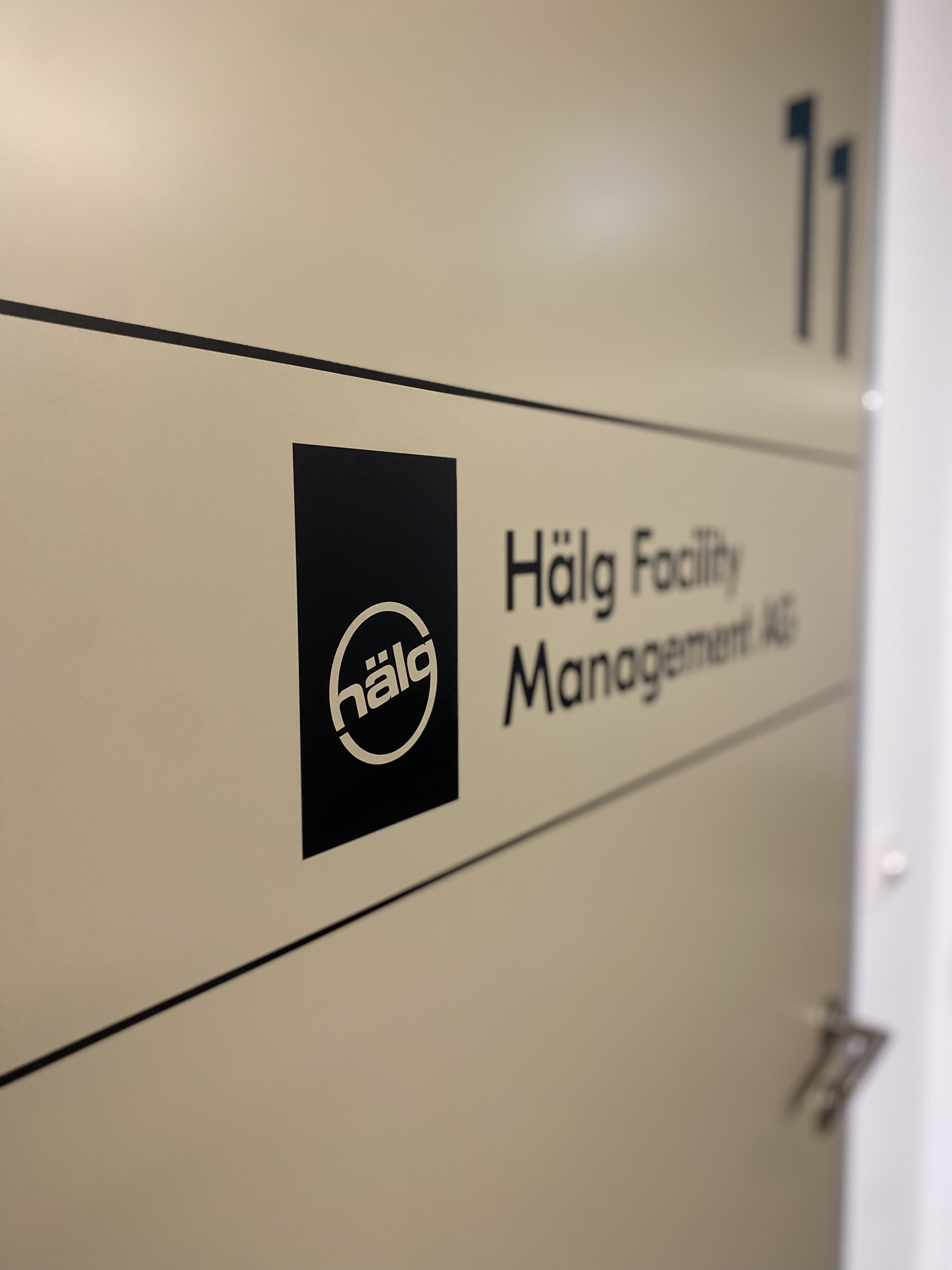 Bürotüren Beschriftung für Hälg Facility Management AG