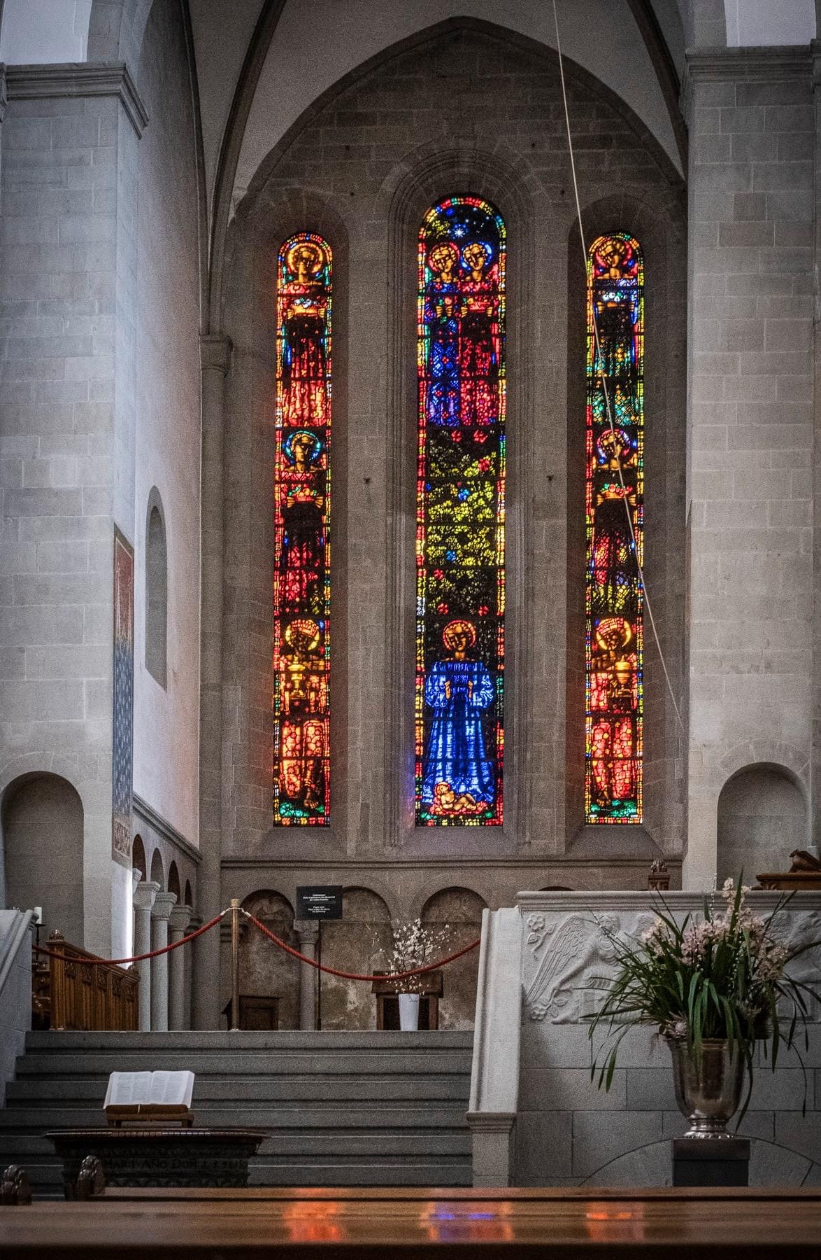 Glasfenster von  Antonio Augusto Giacometti (* 16. August 1877 in Stampa, Bergell; † 9. Juni 1947 in
