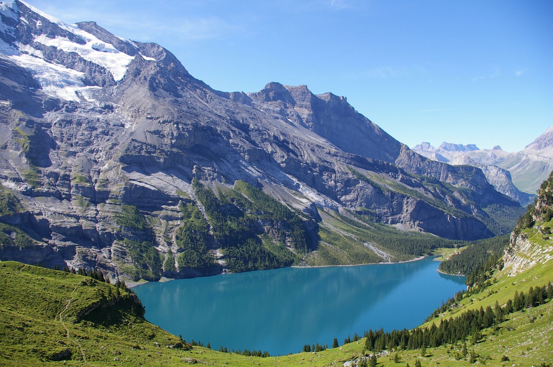 Wie gemalt sieht der Oeschinen See von hier oben aus