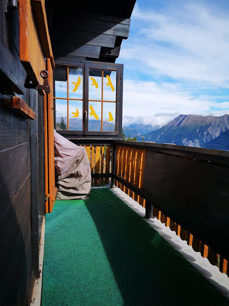 Der Balkon bietet Ausblick auf das Bergpanorama und auf die beinah unberührte Naturwelt.