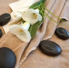 Massage mit warmen Steinen