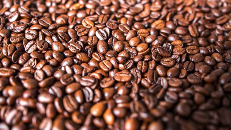 Der Geschmack von Kaffee wird also durch Faktoren wie der Sorte der Bohne und dem Grad der Röstung beeinflusst