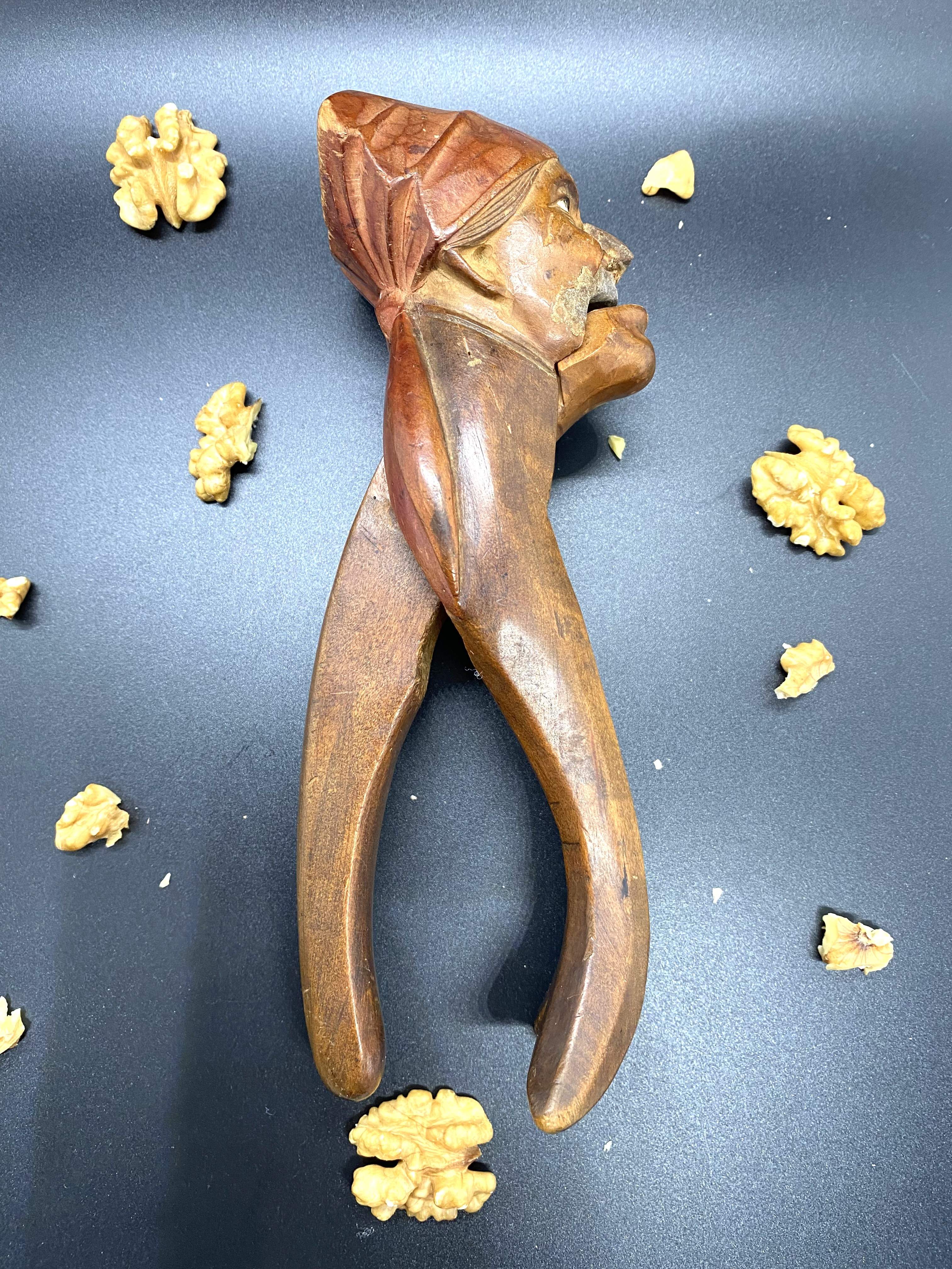 Nussknacker aus Holz geschnitzt