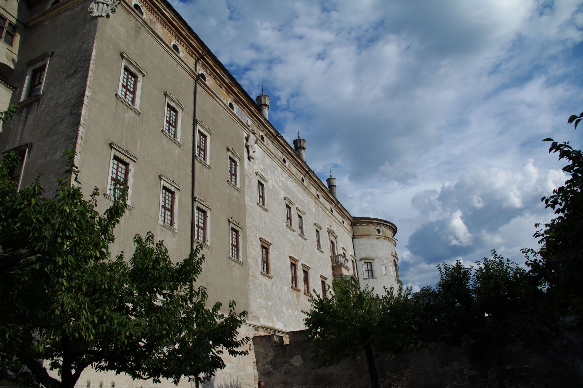 Die Schlossmauern vor dem bewölkten Himmel