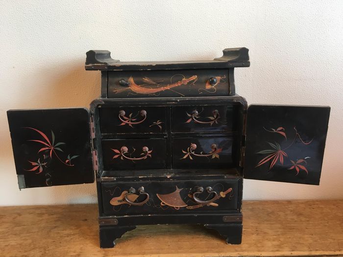 Miniaturlackbox, Japan um 1890 - Holz mit zarten Einlagen - Samurai - Japan - 19. Jahrhundert