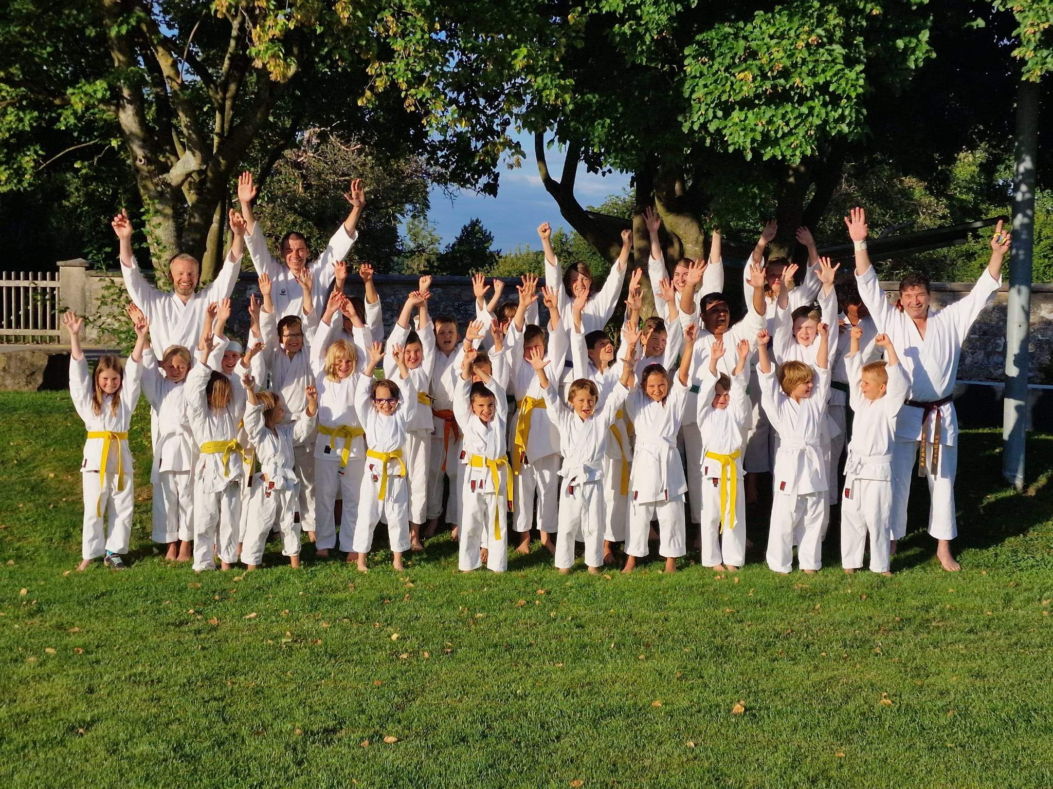 Gruppenfoto Karate Kindertraining draussen