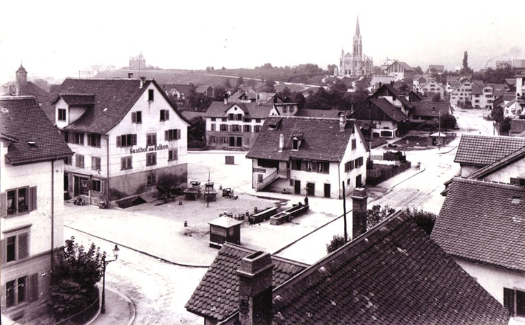 Im Mittelgrund Gasthof Falken und altes Gemeindehaus im Jahr 1897