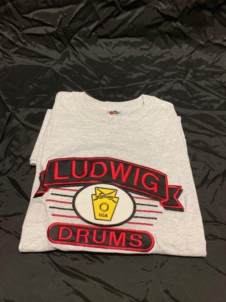 Foto-Ludwig-T-Shirt-mit-gesticktem-Logo-5