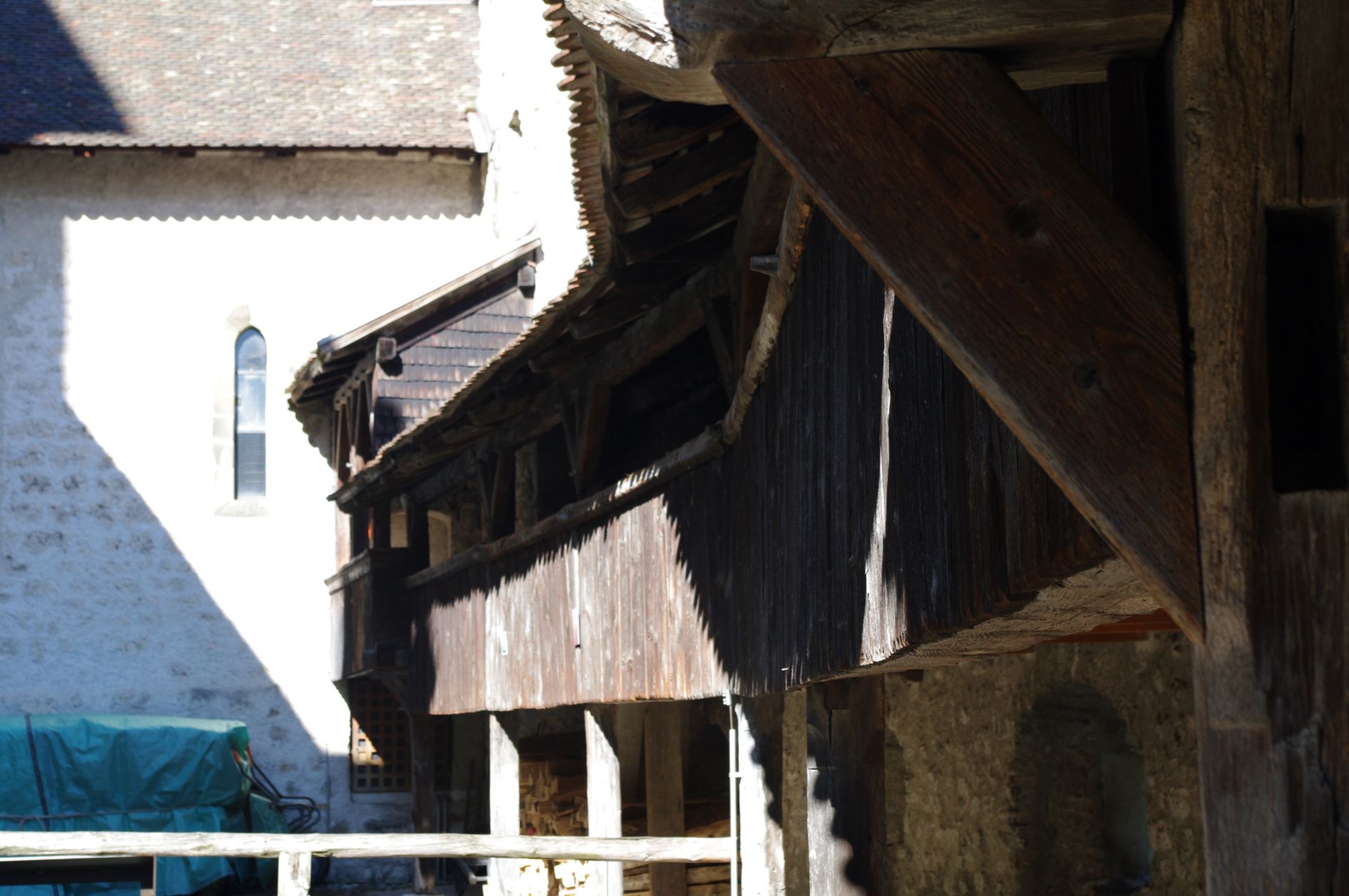 Auf den Holzplanken hoch über dem Innenhof