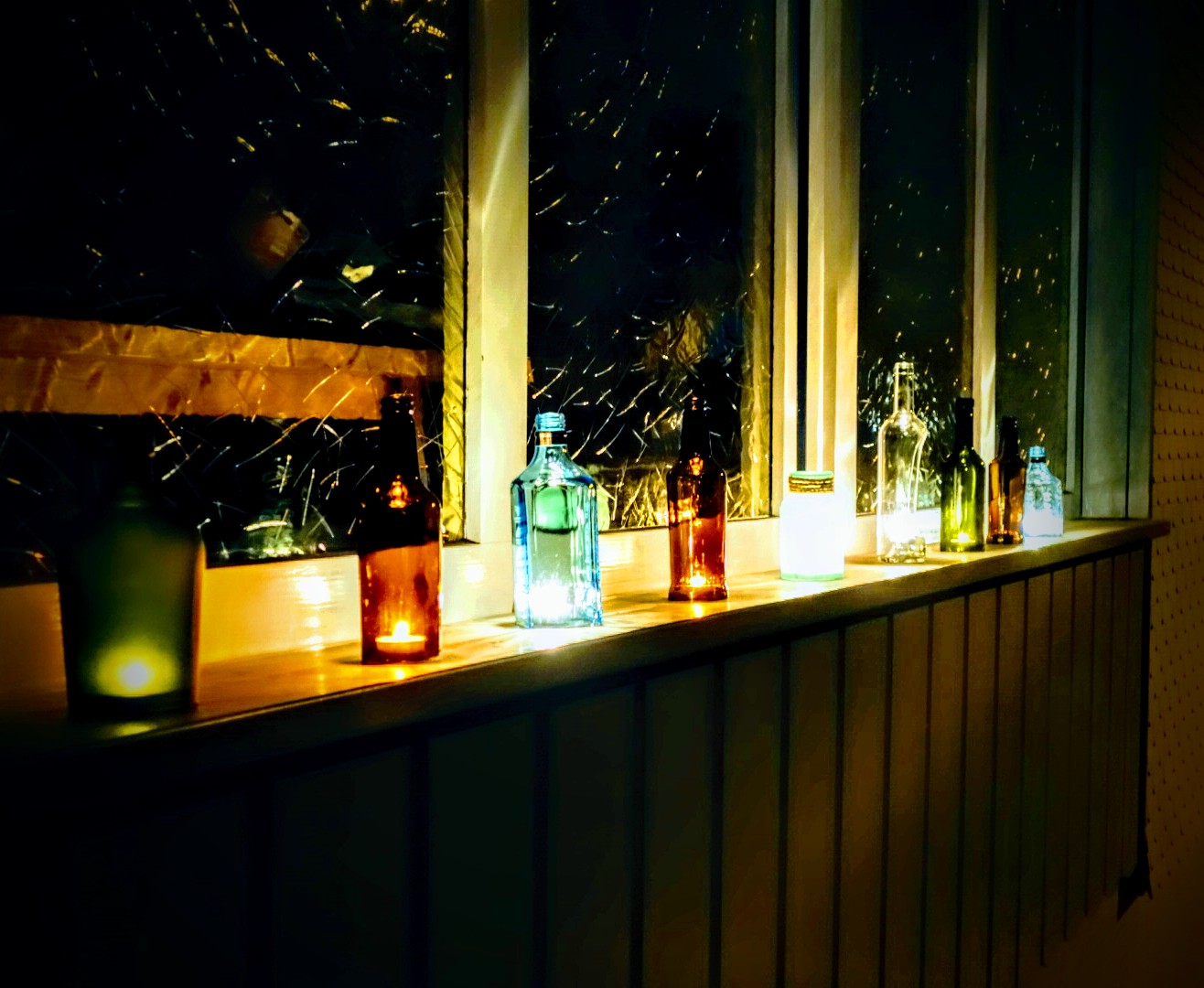 Flaschen auf Fensterbank