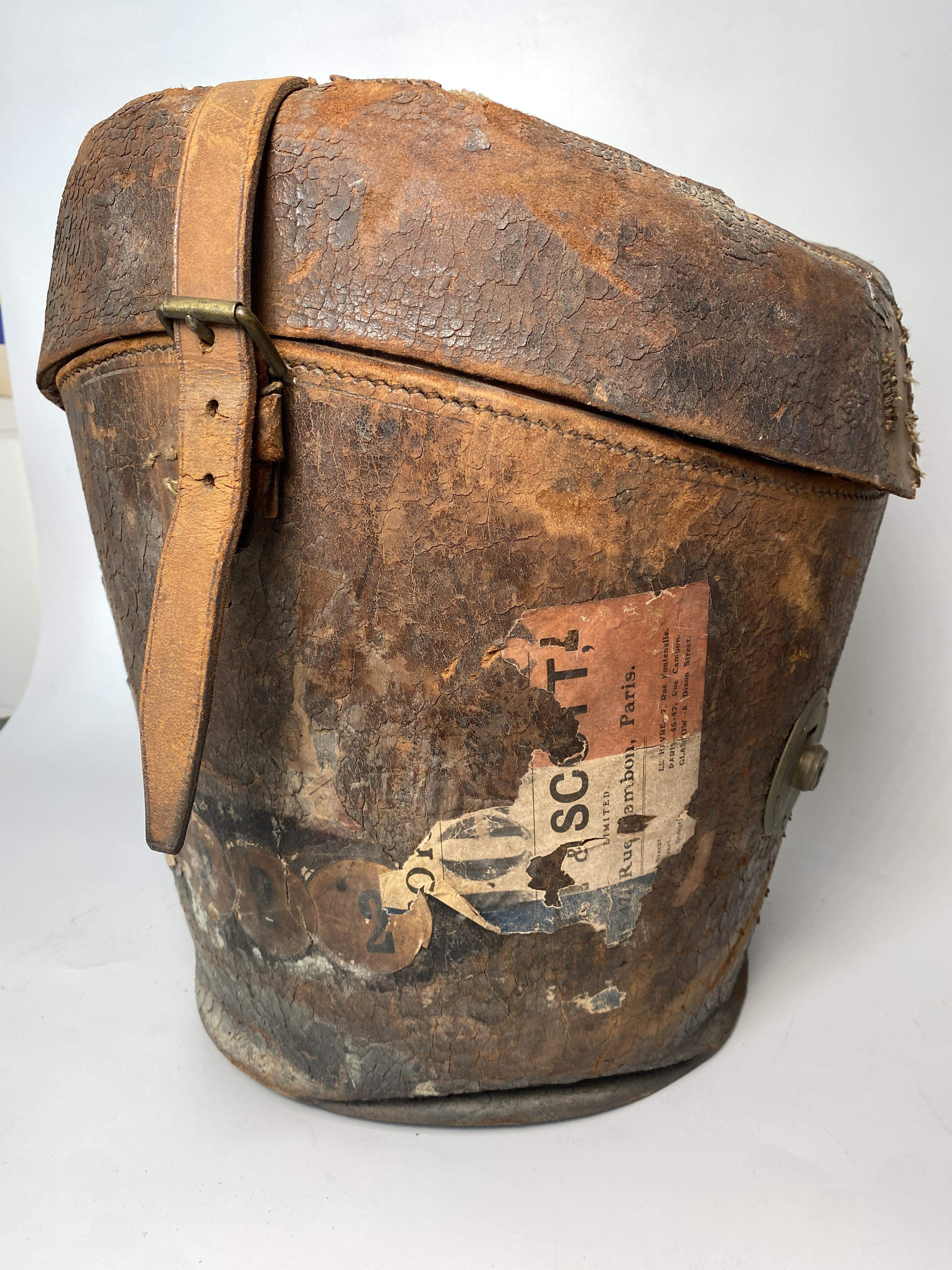 Antiker Hutkoffer mit Zylinder