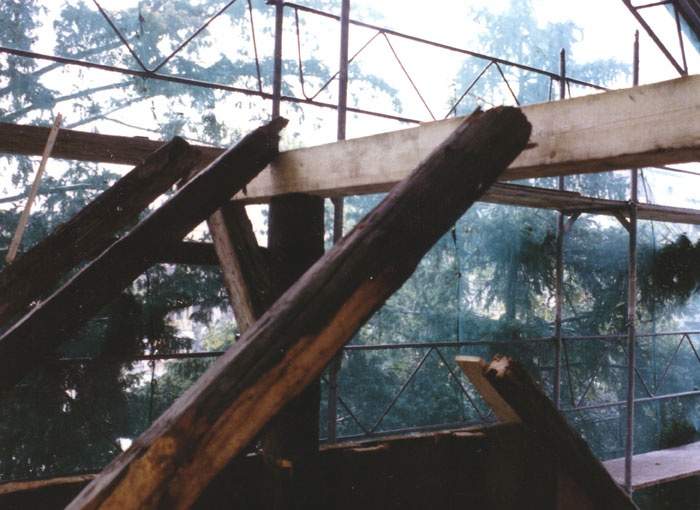 Von der alten Dachkonstruktion konnte nur ein geringer Teil wieder verwendet werden