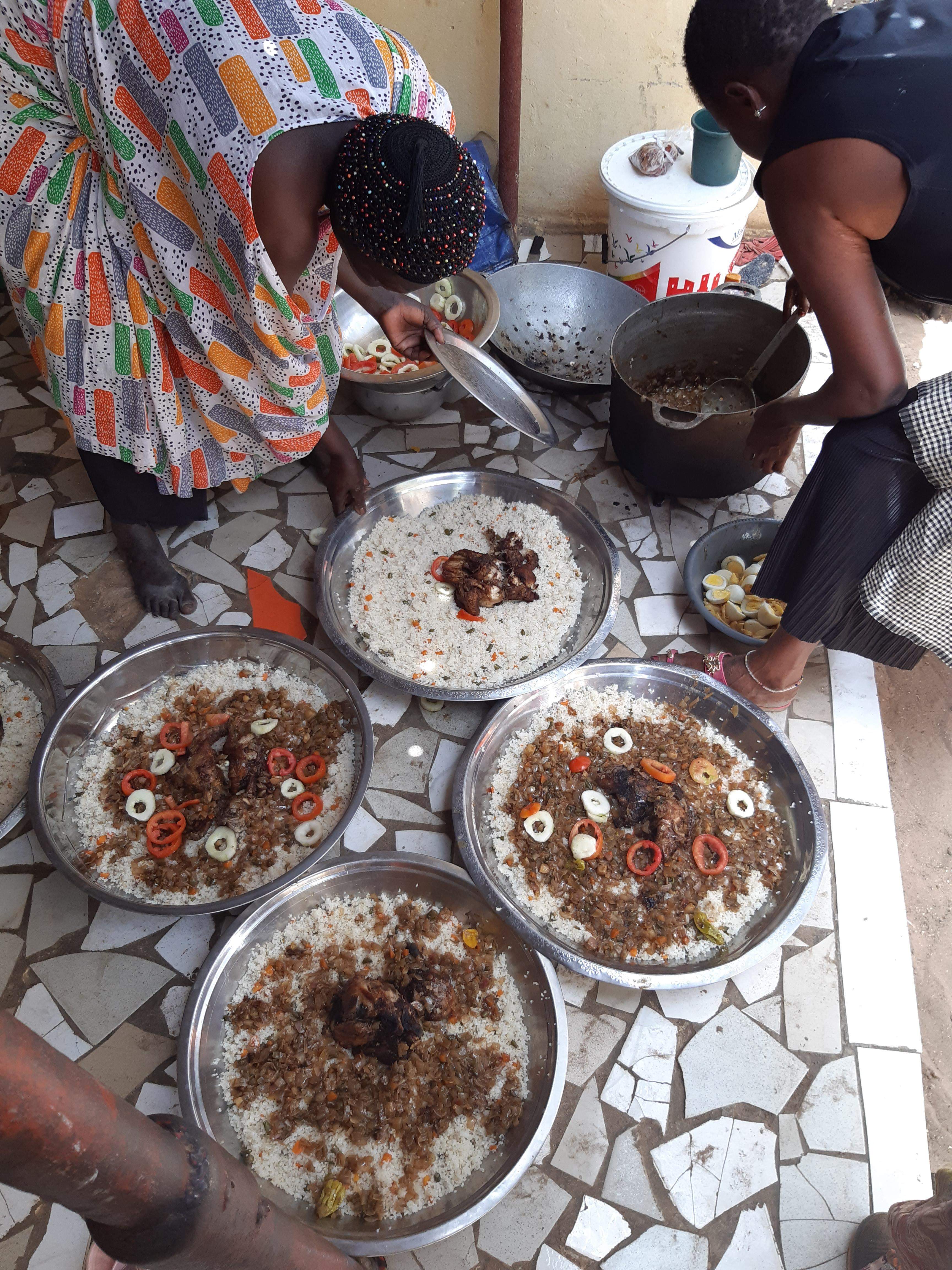 Während das Poulet in heissem Wasser vorgekocht wurde, kochte im anderen Kochtopf das Wasser für sechs Kilo Reis