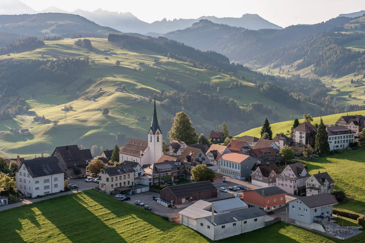 Vogelperspektive Blick auf Hemberg Hügel Wiesen Kirch Dorf Wäder