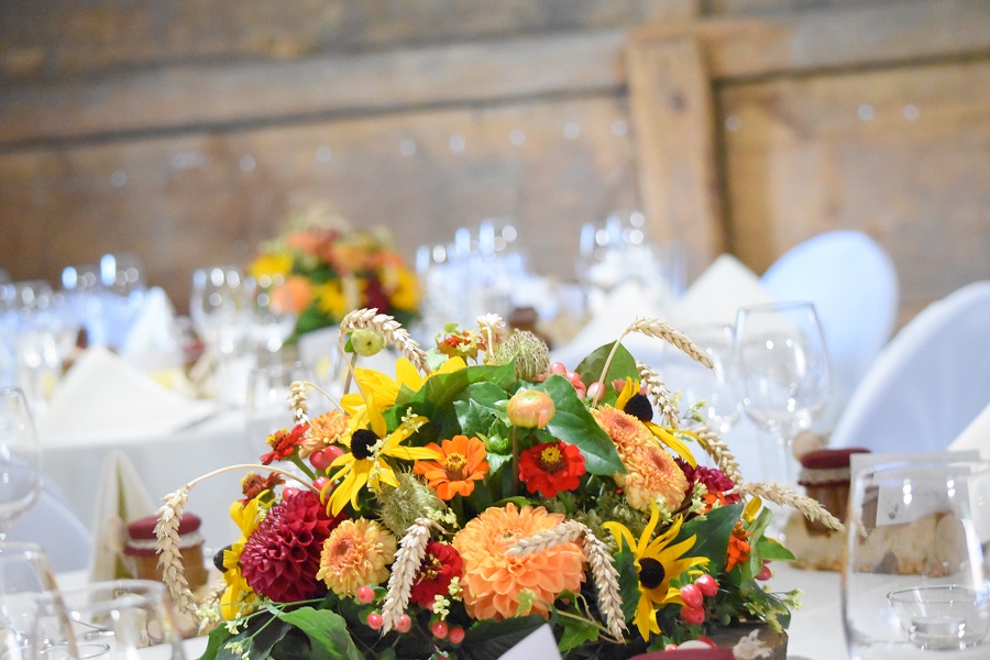 Hochzeit, herbstdeko, Tischdekoration, leuchtende Farben, Gossau, Ostschweiz, Eventblumen, Henessen,