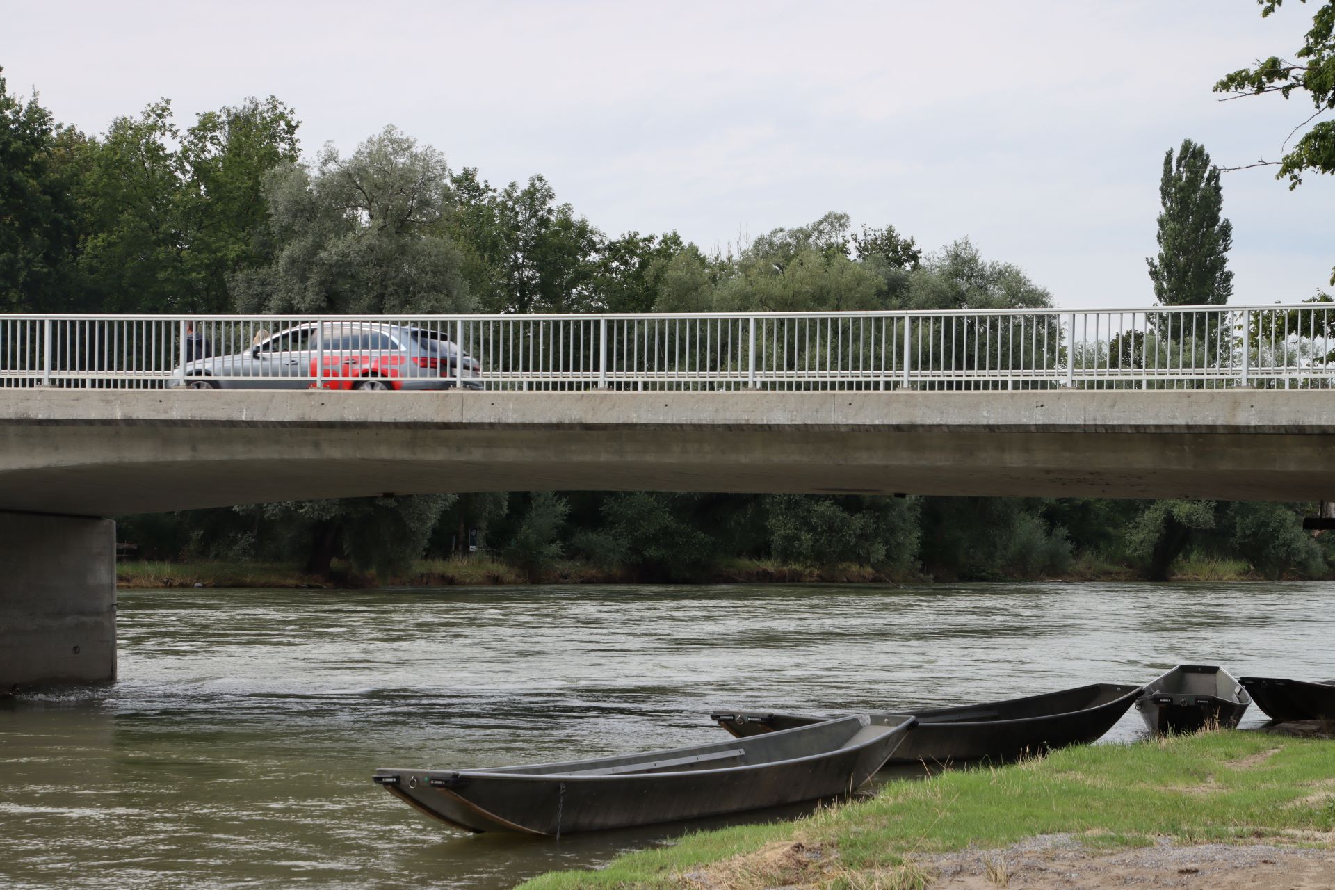 Die Reussbrücke verbindet die Kantone Aargau (Freiamt) und Zürich (Knonauer Amt)