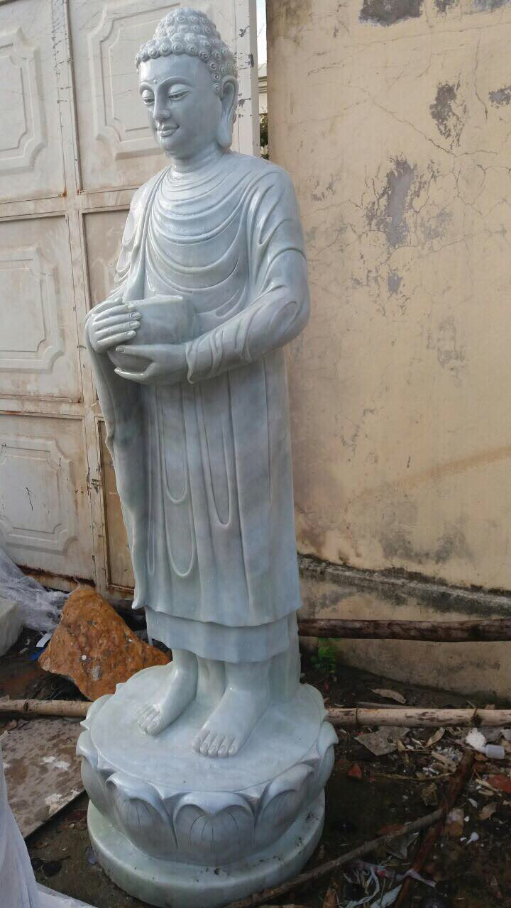 Jade Buddha Statue, 100% Jade aus 1 Block, 1,85 m, 565 Kg, Handarbeit. Preis auf Anfrage.