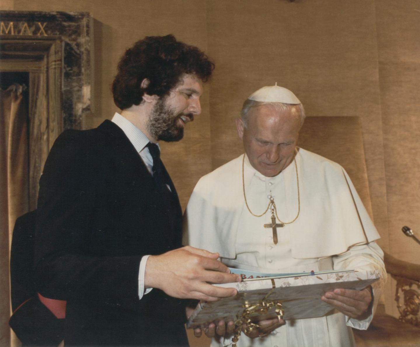 L'allora presidente Francesco Degiacomi consegna un regalo ricordo a Papa Giovanni Paolo II
