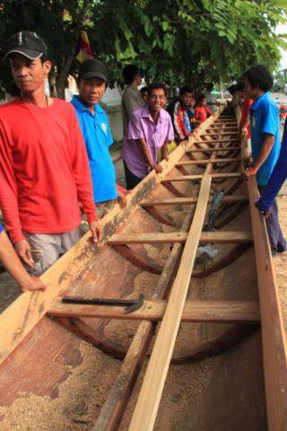 Bau eines traditionellen Rennbootes