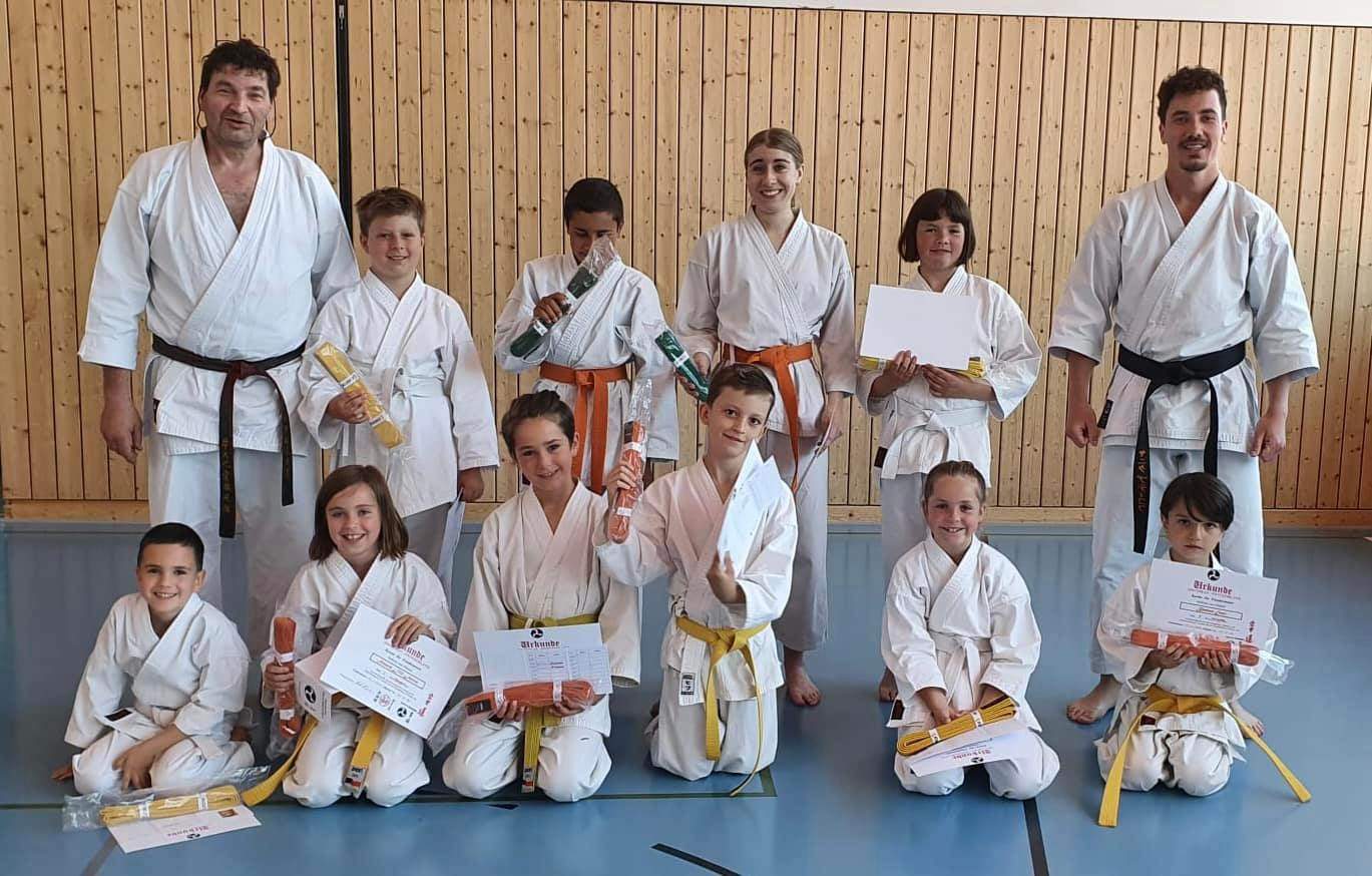 Gruppenfoto Karate Prüfung bestanden