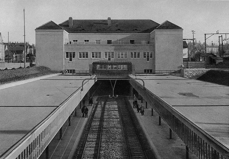 Der neue Reiterbahnhof von Nordwest, vollendet 1927, mit Perrondächern und Stellwerk