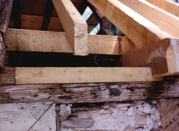 Die neue Dachkonstruktion auf alten Balken und altem Gemäuer