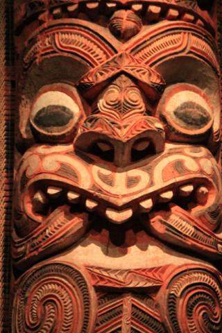 Maori-Schnitzerei im Auckland Museum