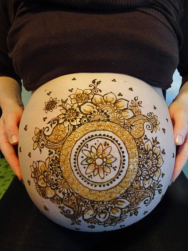 Florales Baby Bauch Design von Henna Art Schwei