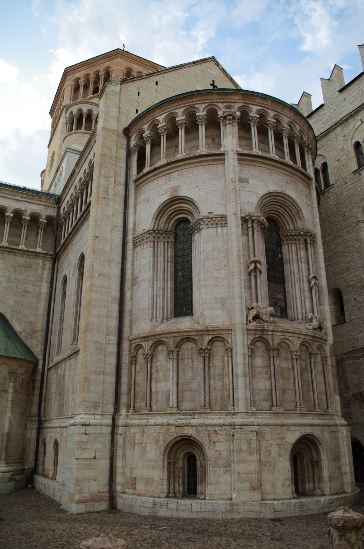 erbaut im romanisch-lombardischen Stil