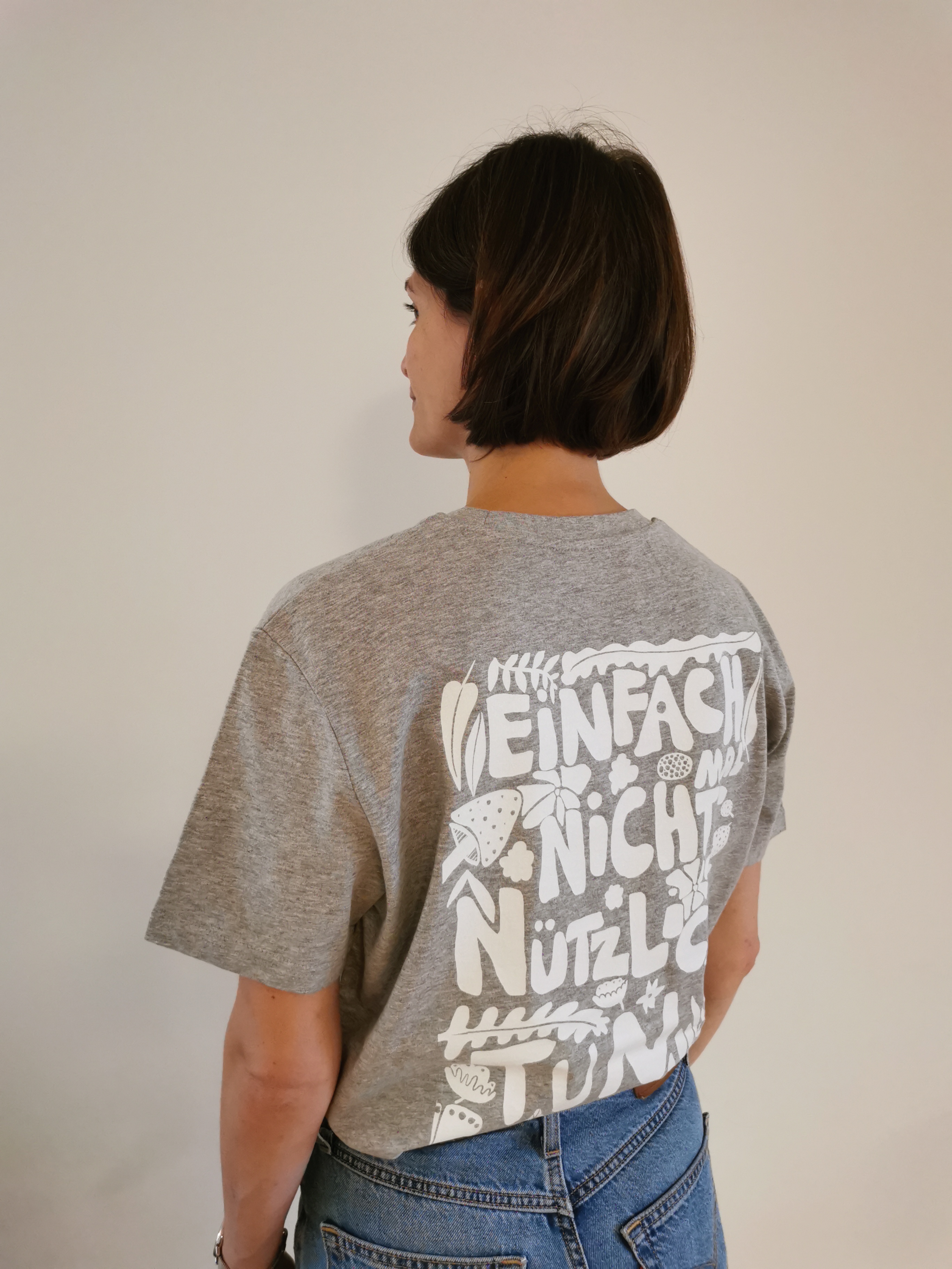 'Einfach mal nichts Nützliches tun' Fairfashion Unisex t-shirt mit Rückenprint