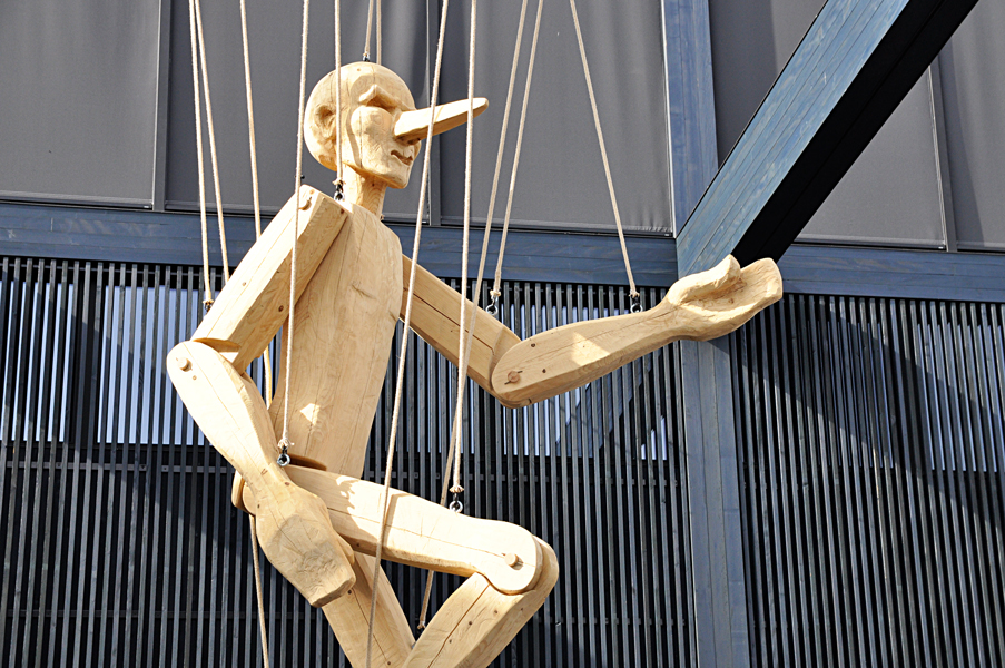 Marionette zur Ausstellung FAKE im Stapferhaus Lenzburg, 2018, Fichtenholz, Gesamthöhe: 9,5 m