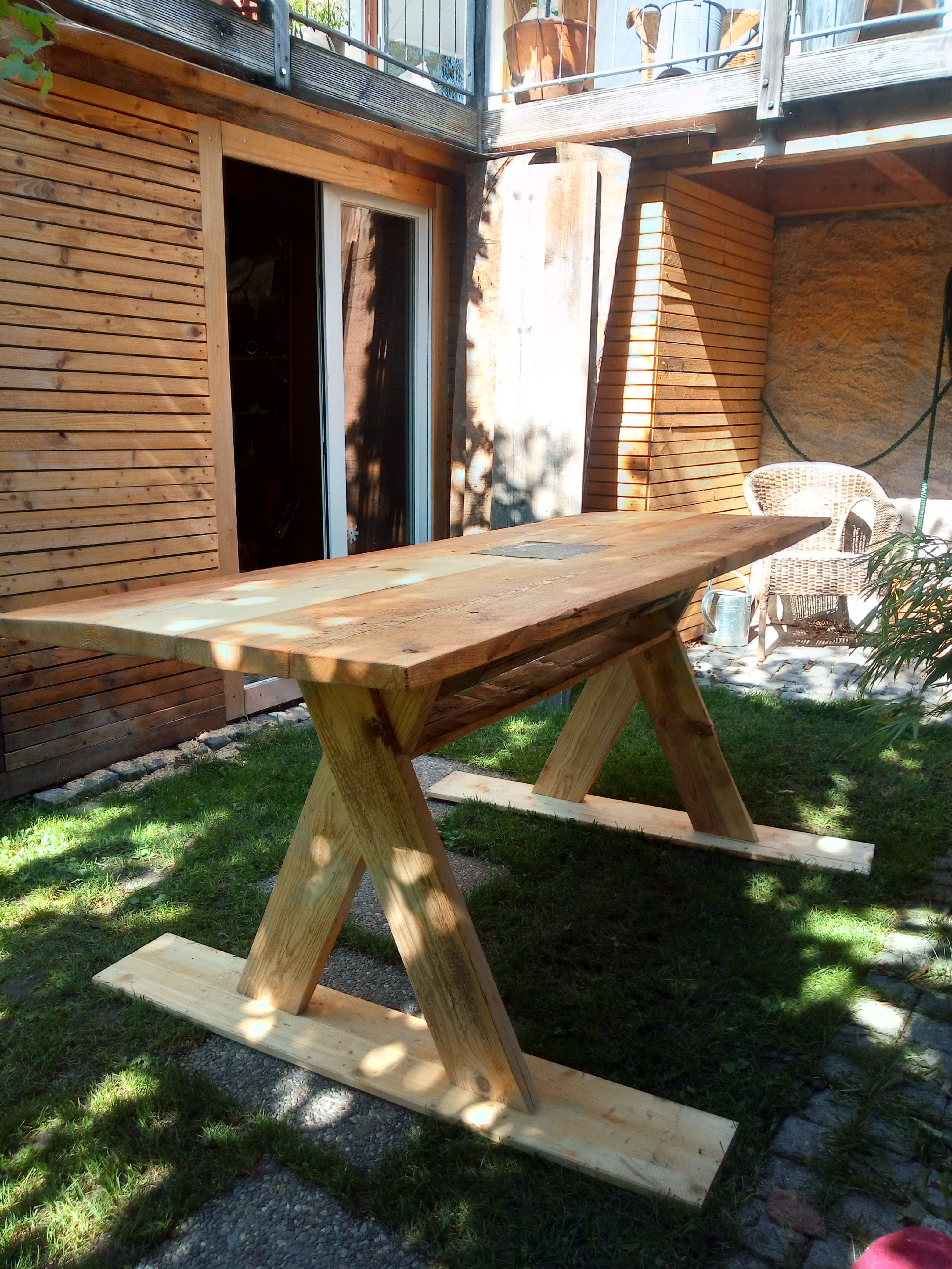 Tisch aus Altholz-Fichte (Stall), mit eingelegter Schieferplatte