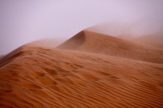 Sandstürme sind ähnlich wie Schneestürme, nur schmilzt der Sand nicht zwischen den Zähnen