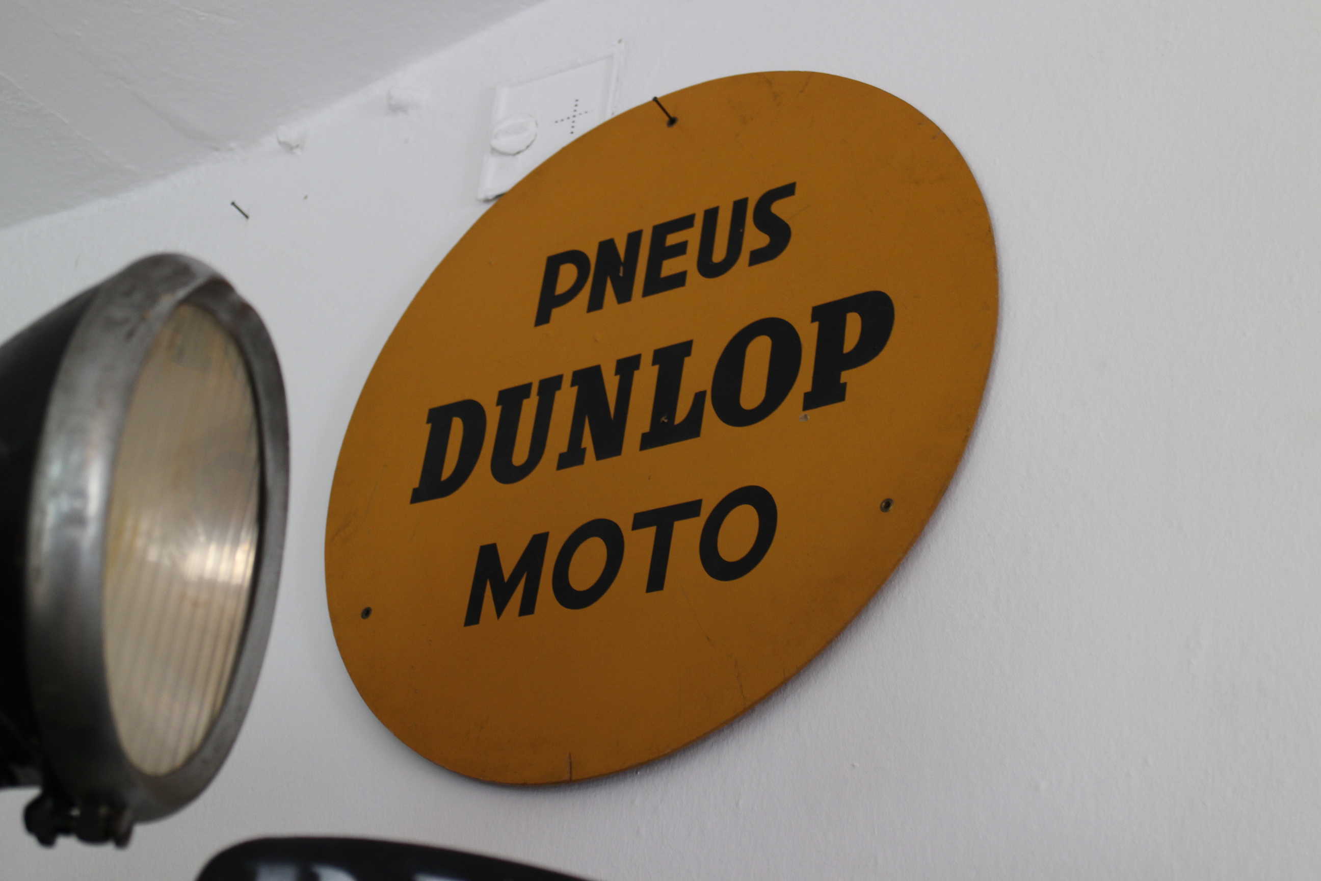 Dunlop Holzschild