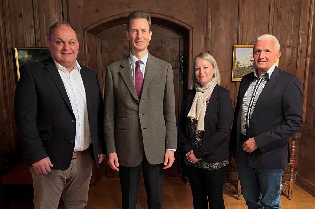 Medienmitteilungen: S. D. Erbprinz Alois von und zu Liechtenstein mit Max Burgmeier, Seraina Ackermann und Martin Frommelt als Delegation der Initiative A.