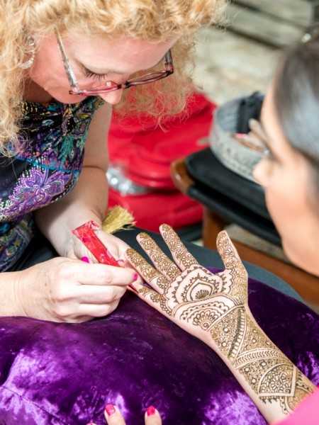 traditionelles Braut Mehndi an indischer Braut