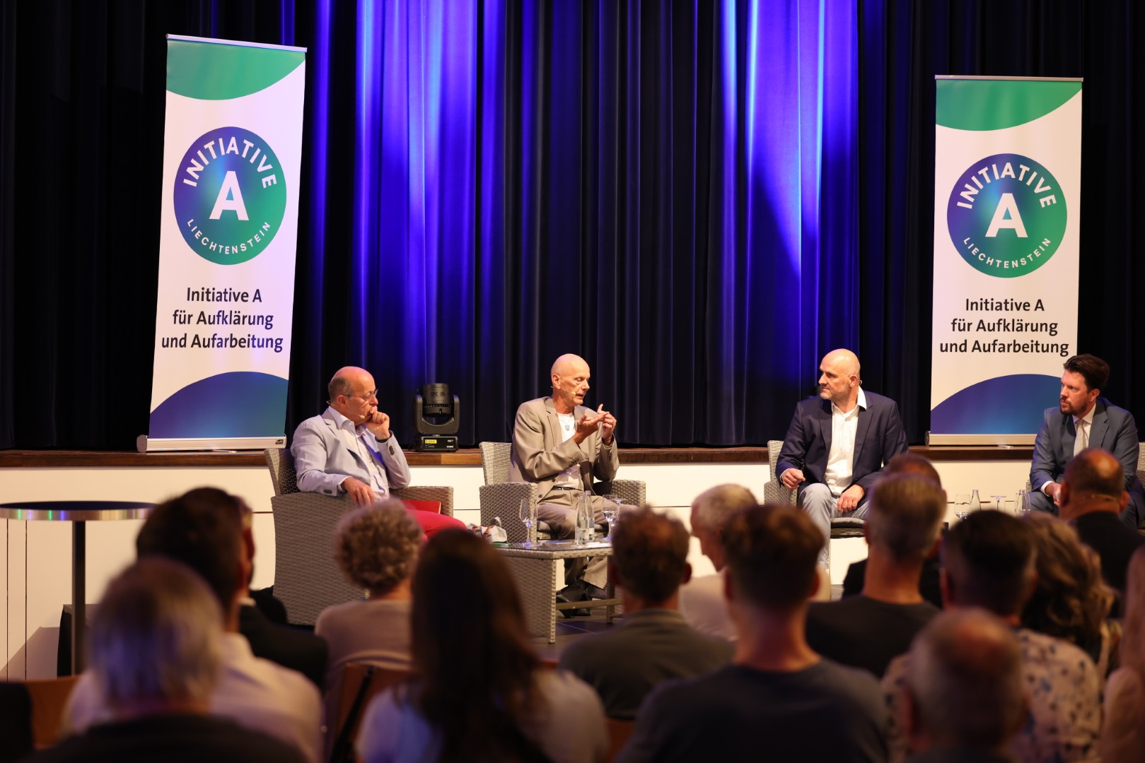 Prof. Dr. Pietro Vernazza (l.), Daniel Koch (2.v.l.) und Manuel Frick (r.) in der Diskussion, moderiert wurde der Abend von Gernot Hämmerle (2.v.r.).