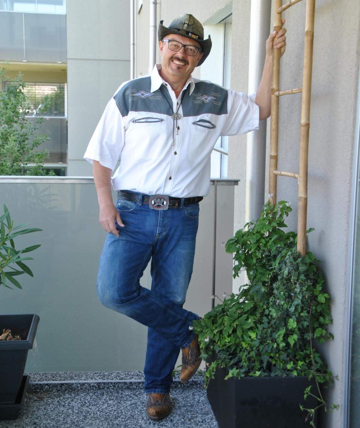 Andy Zimmermann auf dem Balkon als Cowboy