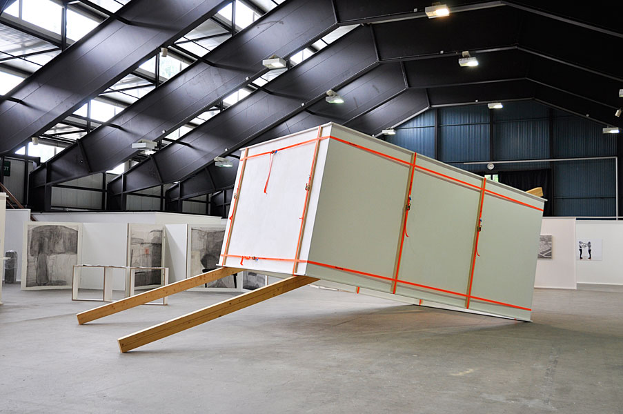 white cube, 2014, Ausstellungskoje, Kanthölzer, Zurrgurten, Holzbalken, 290 x 920 x 380 cm