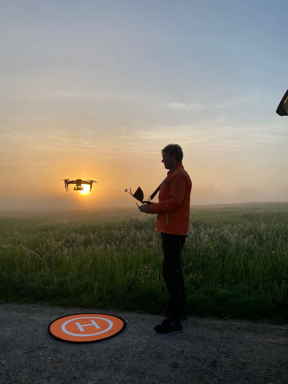 20220510 Drohne mit Pilot im Sonnenaufgangjpg