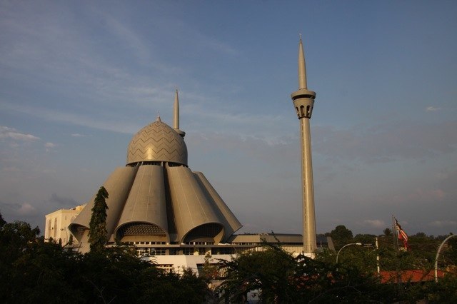 Das Wahrzeichen von Labuan: Die Star-Wars Moschee An‘Nur Jamek