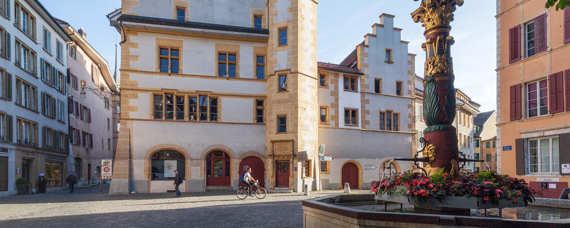 Obergasse mit Engelbrunnen in der Bieler Altstadt - vieille ville de Bienne