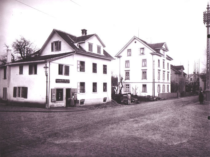 Blickrichtung Schmiede Wiedikon. Links Haus 228, 1859 erbaut und 1931 abgetragen, ungefährer Standor