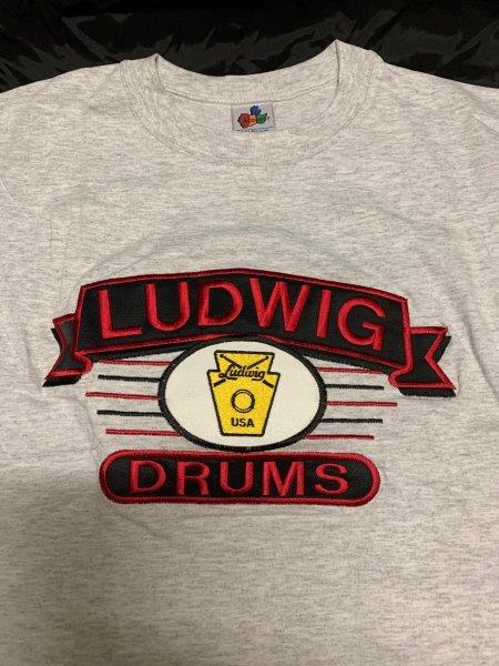 Foto-Ludwig-T-Shirt-mit-gesticktem-Logo-3