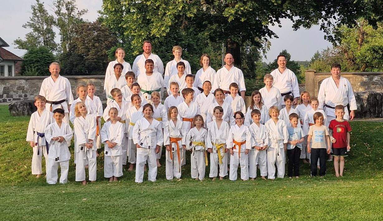Karate Fraubrunnen Gruppenbild Training Outdoor Kinder