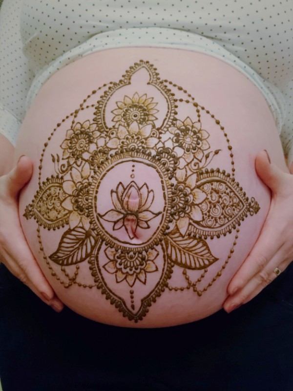 Henna Art verwendet nur 100% naturreines Henna das gänzlich unbedenklich ist für Mutter und Kind