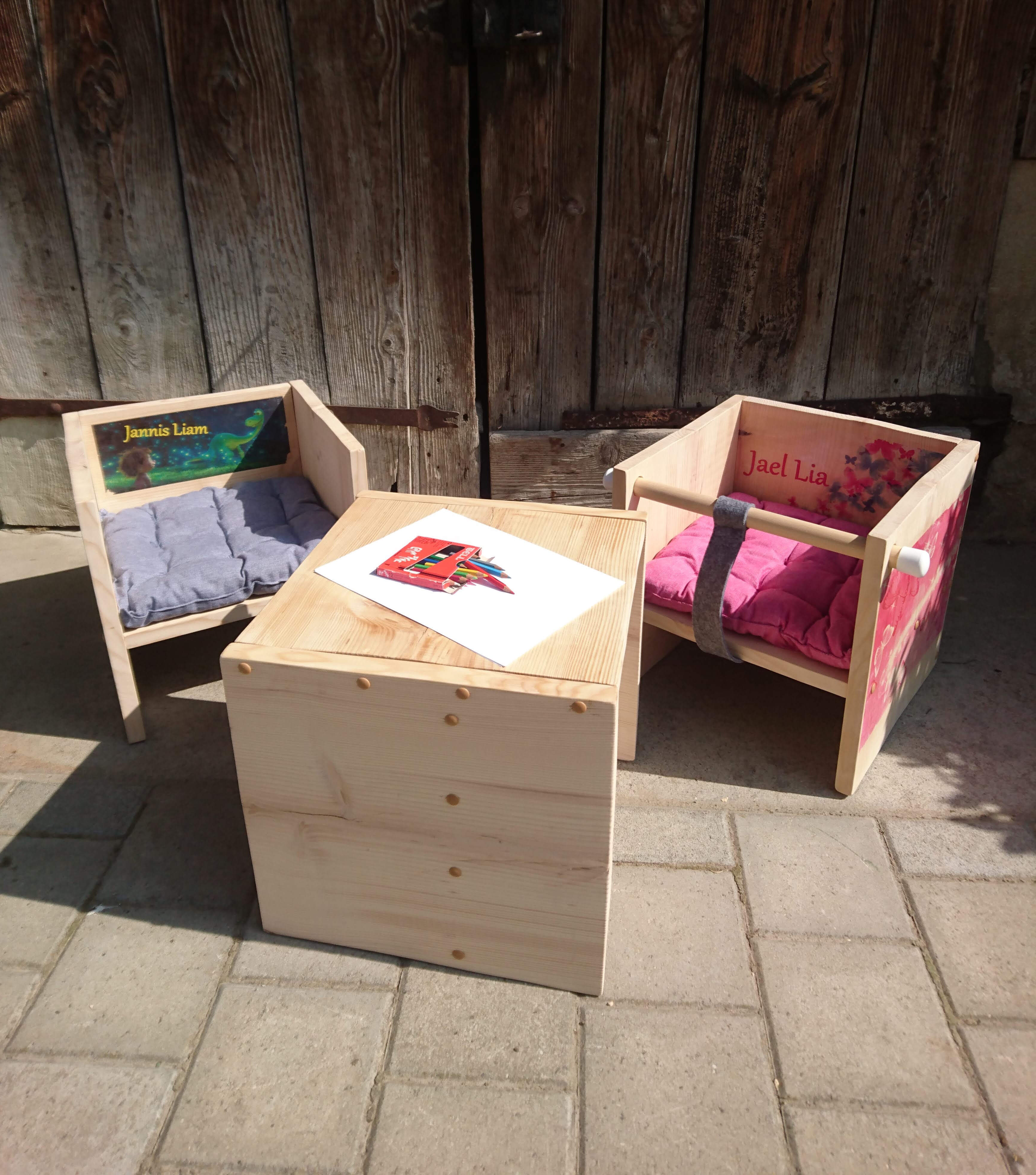 handgefertigte Kindermöbel. Tisch- und Stuhlkombination aus Schweizer Holz